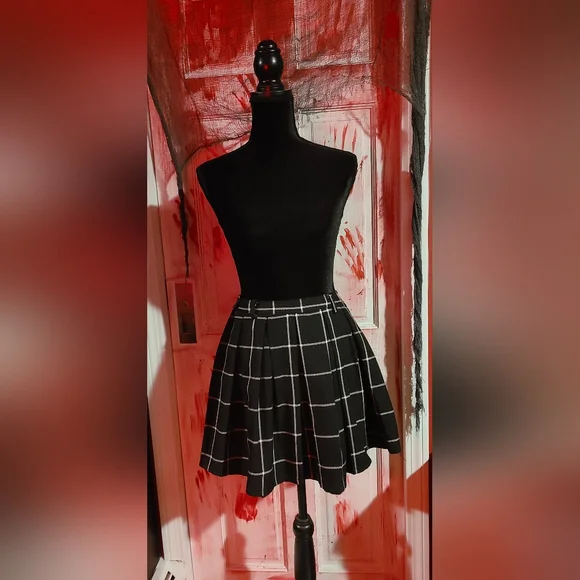 Hot Topic Black and White Plaid Skirt - Picture 2 of 3